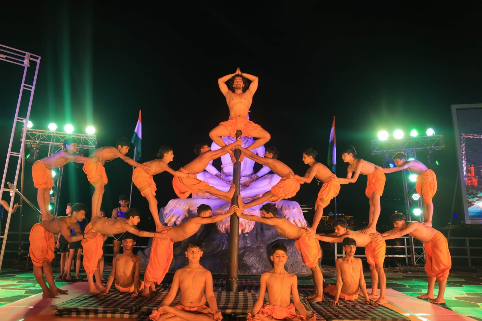 परमार्थ में आयोजित अंतर राष्ट्रीय योग महोत्सव के दौरान विभिन्न आसनों का प्रदर्शन करते साधक: पर