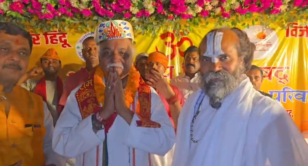 प्रवीण तोगड़िया को सम्मानित करते मौनी बाबा