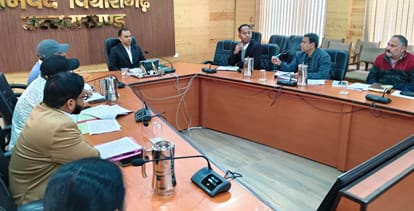 पिथौरागढ़ में पेयजल महकमों के अधिकारियों की बैठक में निर्देश देते डीएम आशीष कुमार भटगांई। स्रो