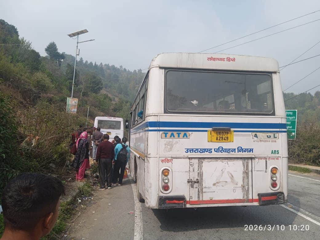 पिथौरागढ़-टनकपुर राष्ट्रीय राजमार्ग पर बीच रास्ते में खराब हुई रोडवेज बस के चलते सड़क किनारे इं