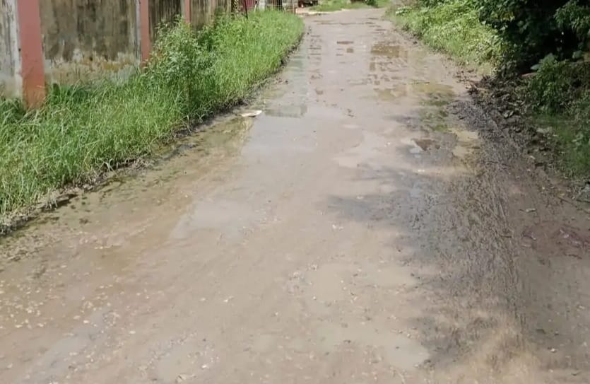 Dirty water flowing on the road, pedestrians slipping and falling and getting injured