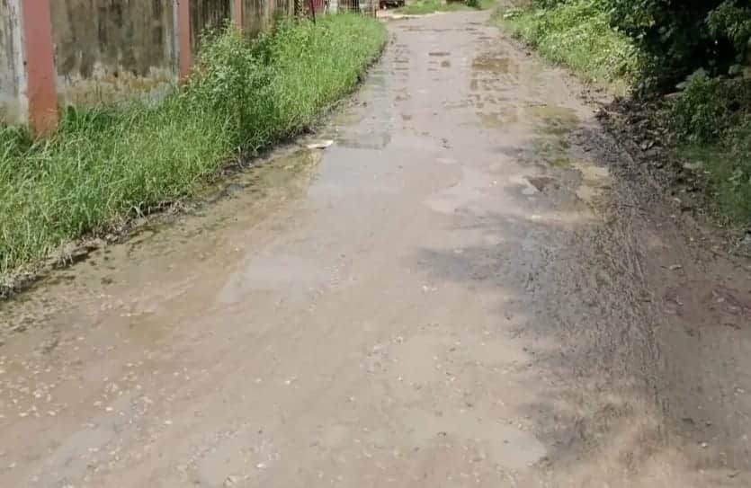 पैड़ापुर ,छठहा मार्ग पर सड़क पर बह रहा नाबदान का पानी।-सोशल मीडिया।