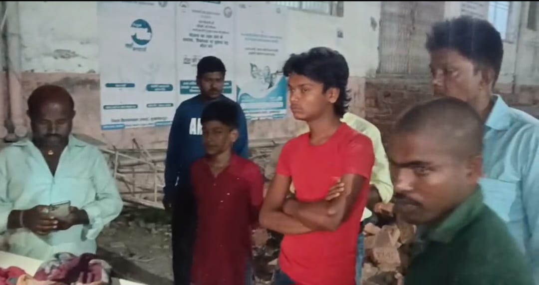 uncontrol vehicle collied playing 16 month child died peple caught driver in Muzaffarpur Bihar