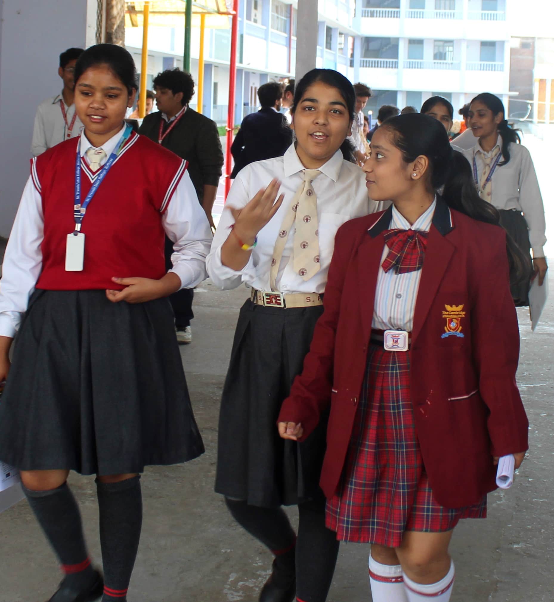 राजेंद्र लोहिया विद्या मंदिर इंटर कॉलेज परीक्षा केंद्र से परीक्षा देकर निकलते परीक्षार्थी। संवा