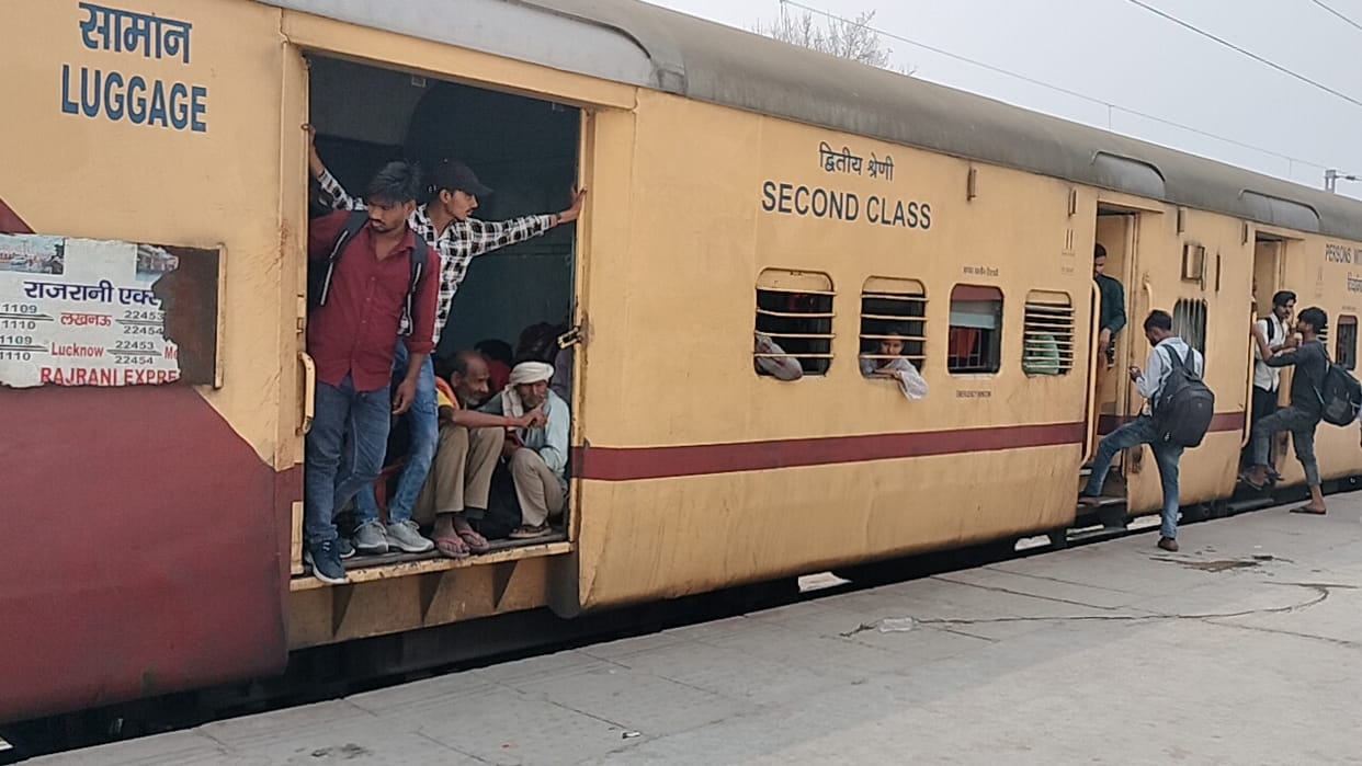 Crowds of passengers gathered...15 buses increased on Delhi route and five on Haridwar route.