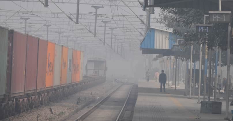 रेलवे स्टेशन पर सुबह के समय धुंध में जाती मालगाड़ी। संवाद