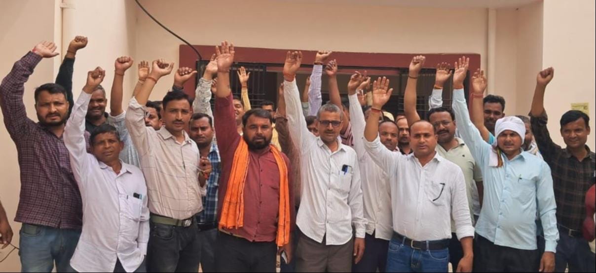 Employment workers burnt the effigy of the Deputy Chief Minister