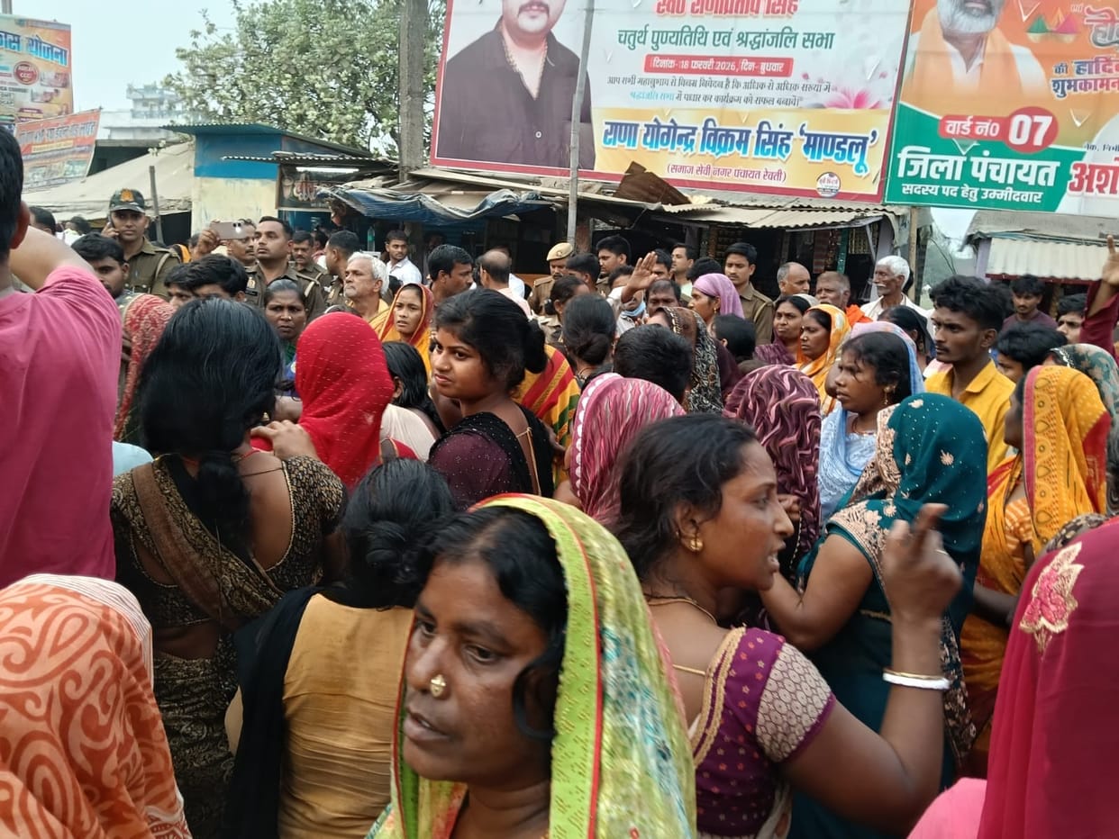 Dead body kept on the road and protest to arrest the accused