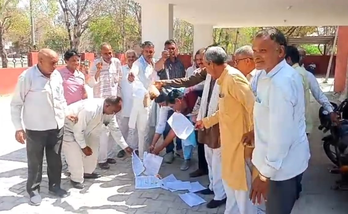 Copies of the India-US tariff agreement were burnt at the Kisan Mahapanchayat.