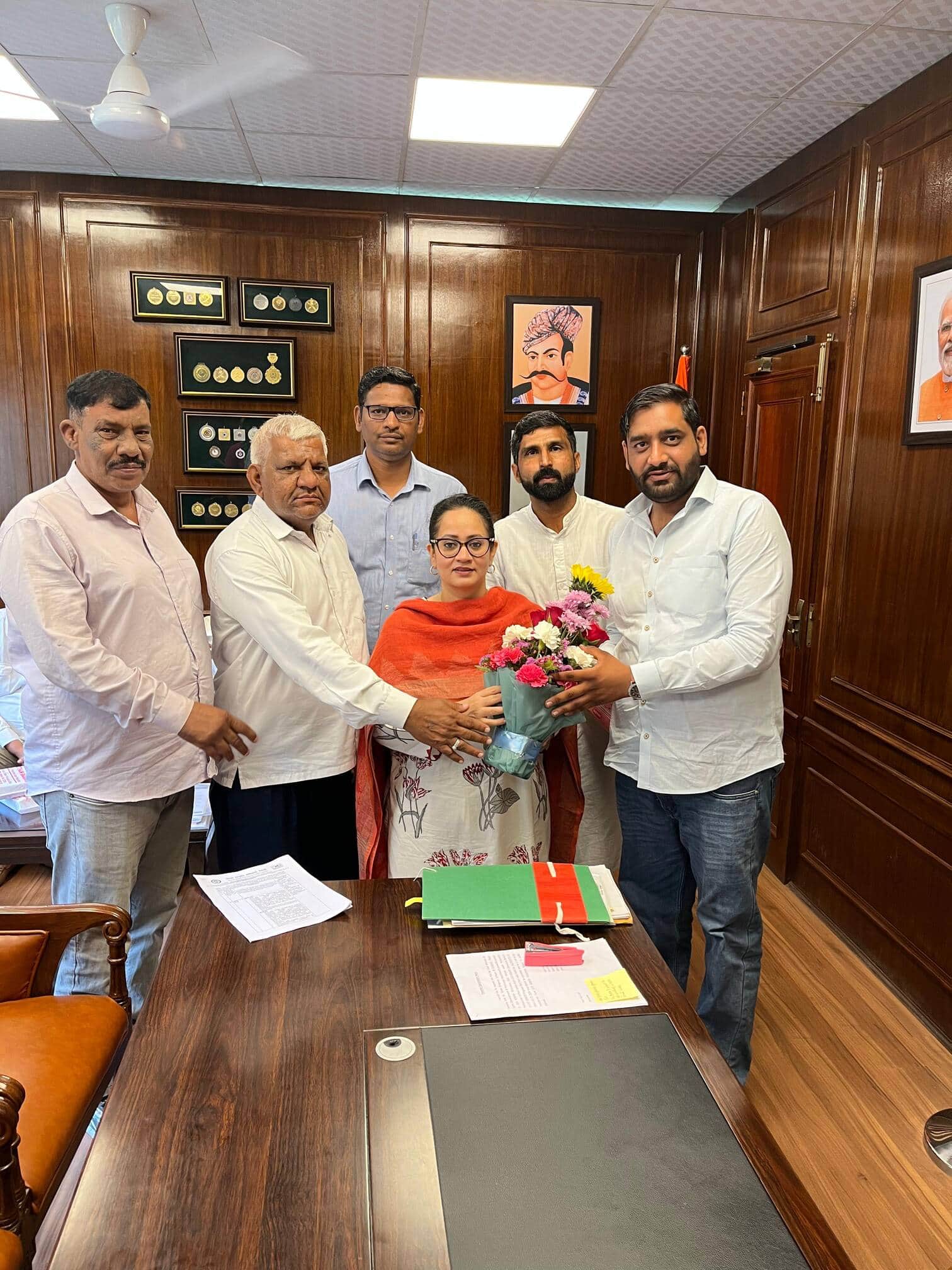 रेवाड़ी। चंडीगढ़ में कैबिनेट मंत्री आरती सिंह राव से मुलाकात करते जिला प्रमुख मनोज यादव। स्रोत: