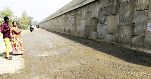 Lucknow-Paliya Highway: Water was sprinkled on the dug-up areas.