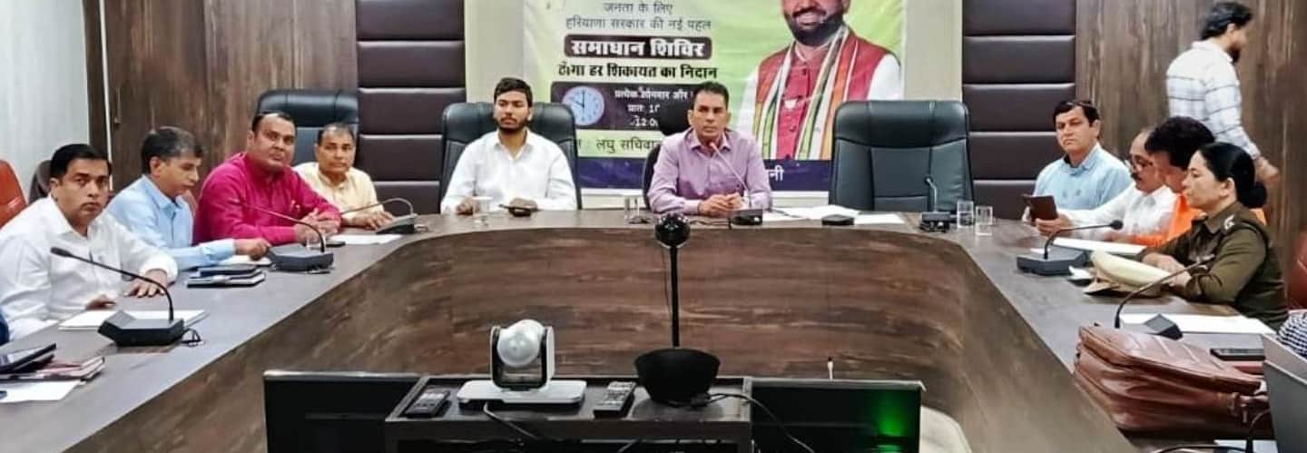 समाधान शिविर में शिकायते सुनते डीएमसी गुलजार मलिक। 