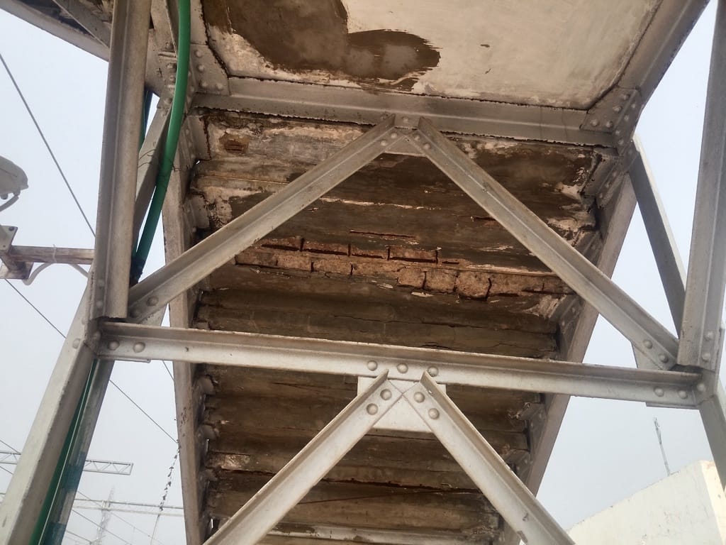 The overbridge at Sirathu station is dilapidated, causing fear of an accident.