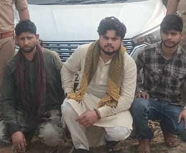 Three arrested for cheating by selling inferior cosmetics after showing them as branded ones