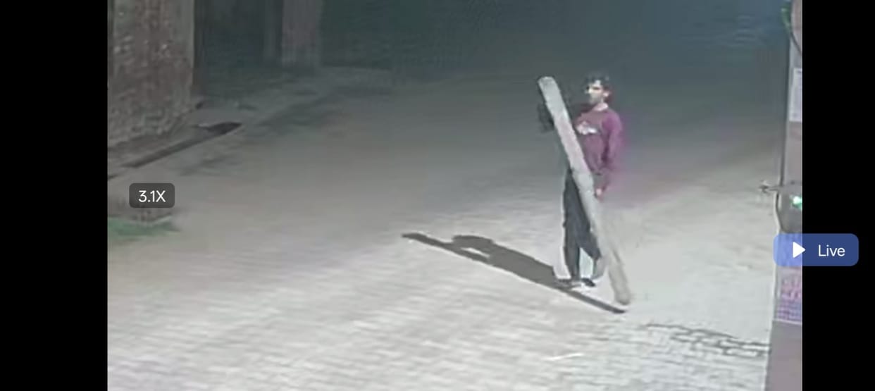 Theft in house and shop in Niyana, the accused jumped from the roof, limped away with the help of a stick after getting injured
