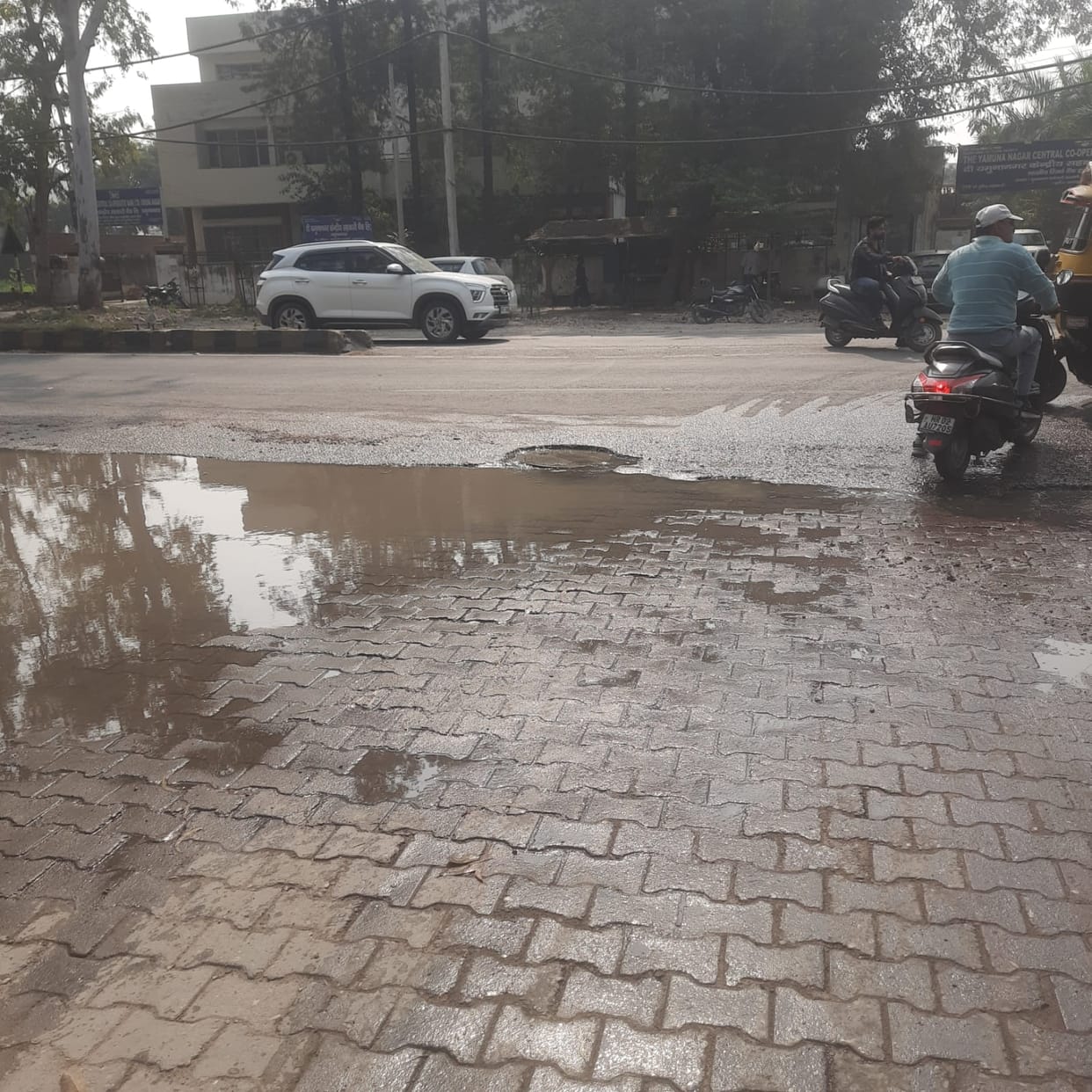 Sewerage overflows in front of Shri Ram Park, people upset