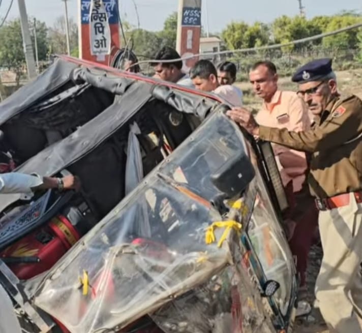 E-rickshaw driver and 3 others injured in collision with Punjab Roadways bus