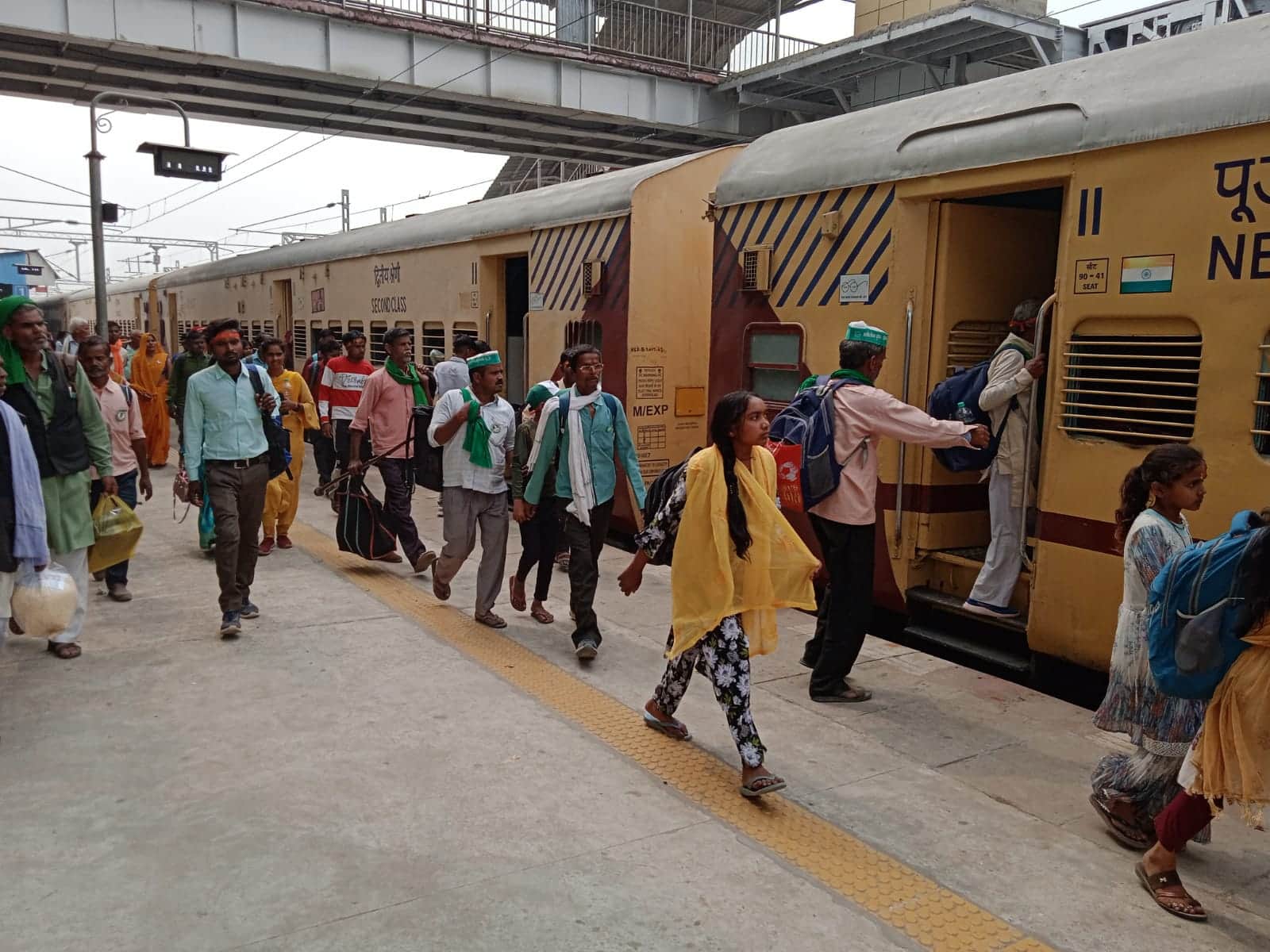 टनकपुर रेलवे स्टेशन पर मेला स्पेशल ट्रेन में सवार होता श्रद्धालुओं का जत्था। संवाद