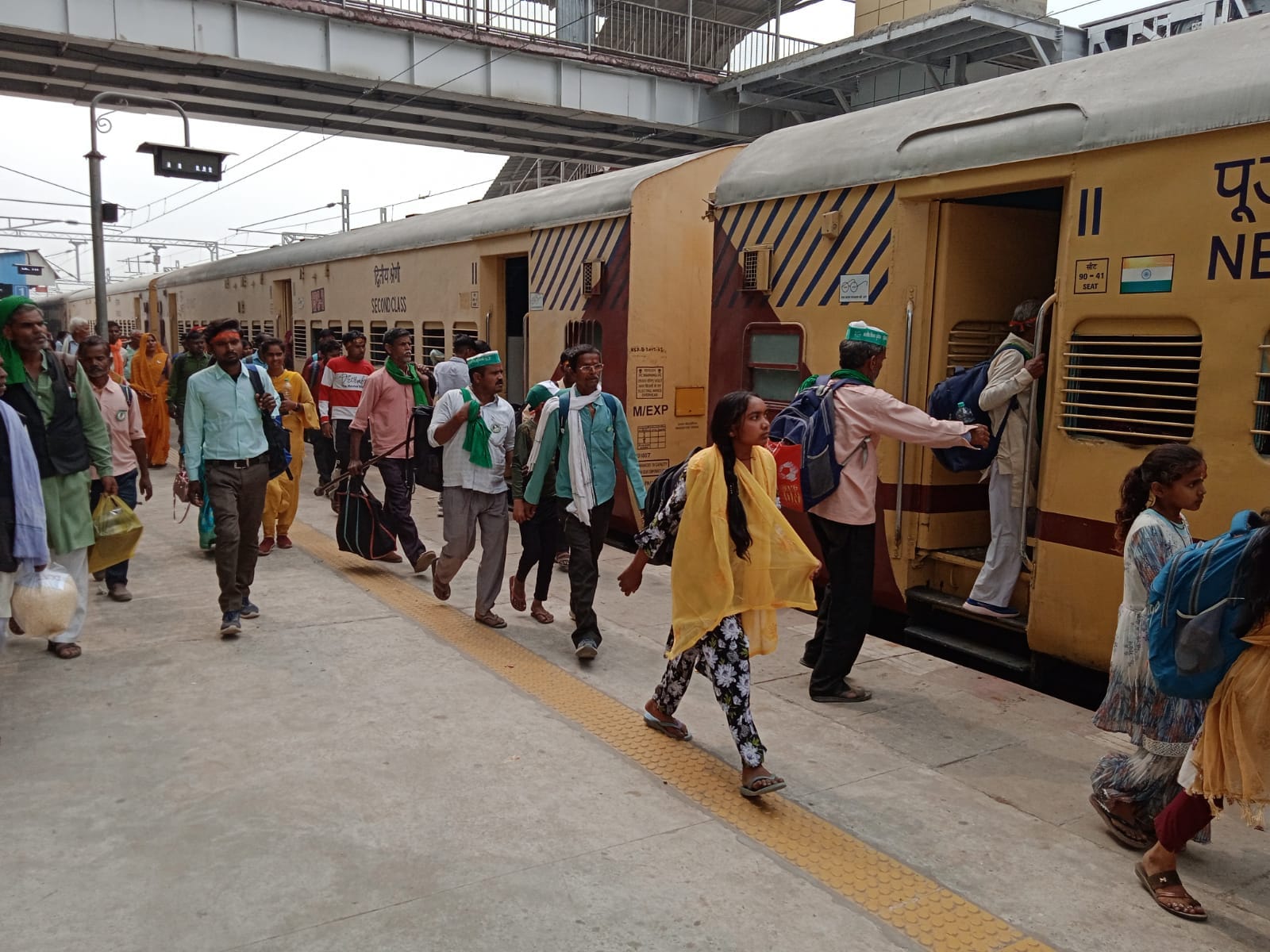 टनकपुर रेलवे स्टेशन पर मेला स्पेशल ट्रेन में सवार होता श्रद्धालुओं का जत्था। संवाद