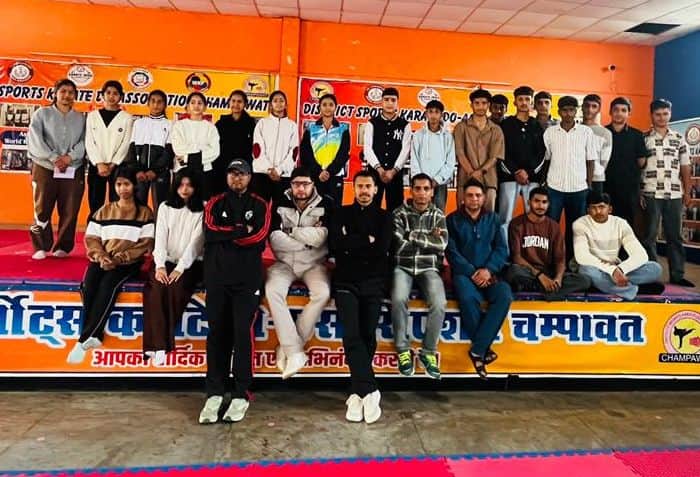 देहरादून में होने वाले कराटे प्रशिक्षण के लिए चयनित लोहाघाट के खिलाड़ी कोच के साथ । स्रोत: क