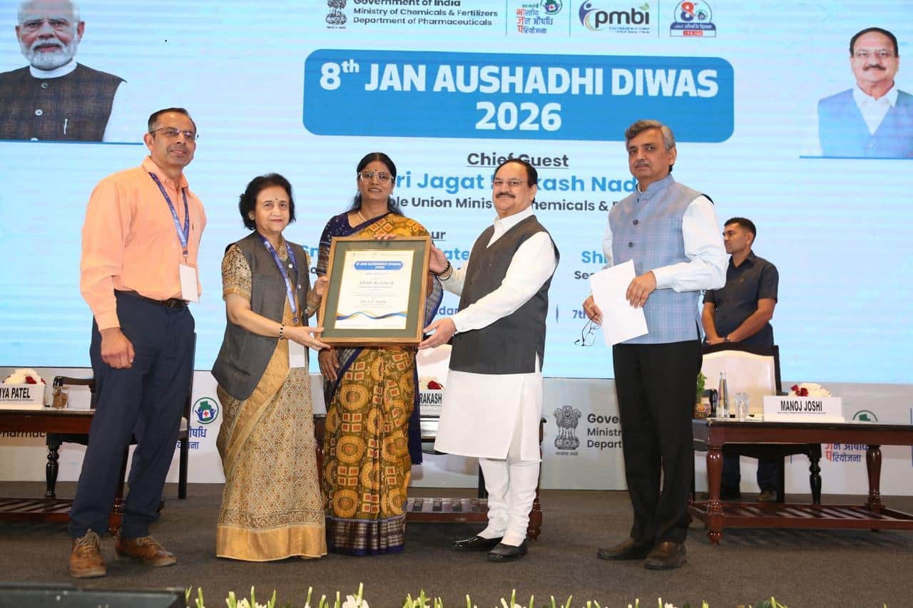 दिल्ली में आयोजित एक समारेाह में केन्द्रीय स्वास्थ्य और परिवार कल्याण मंत्री जेपी नड्डा के हाथो