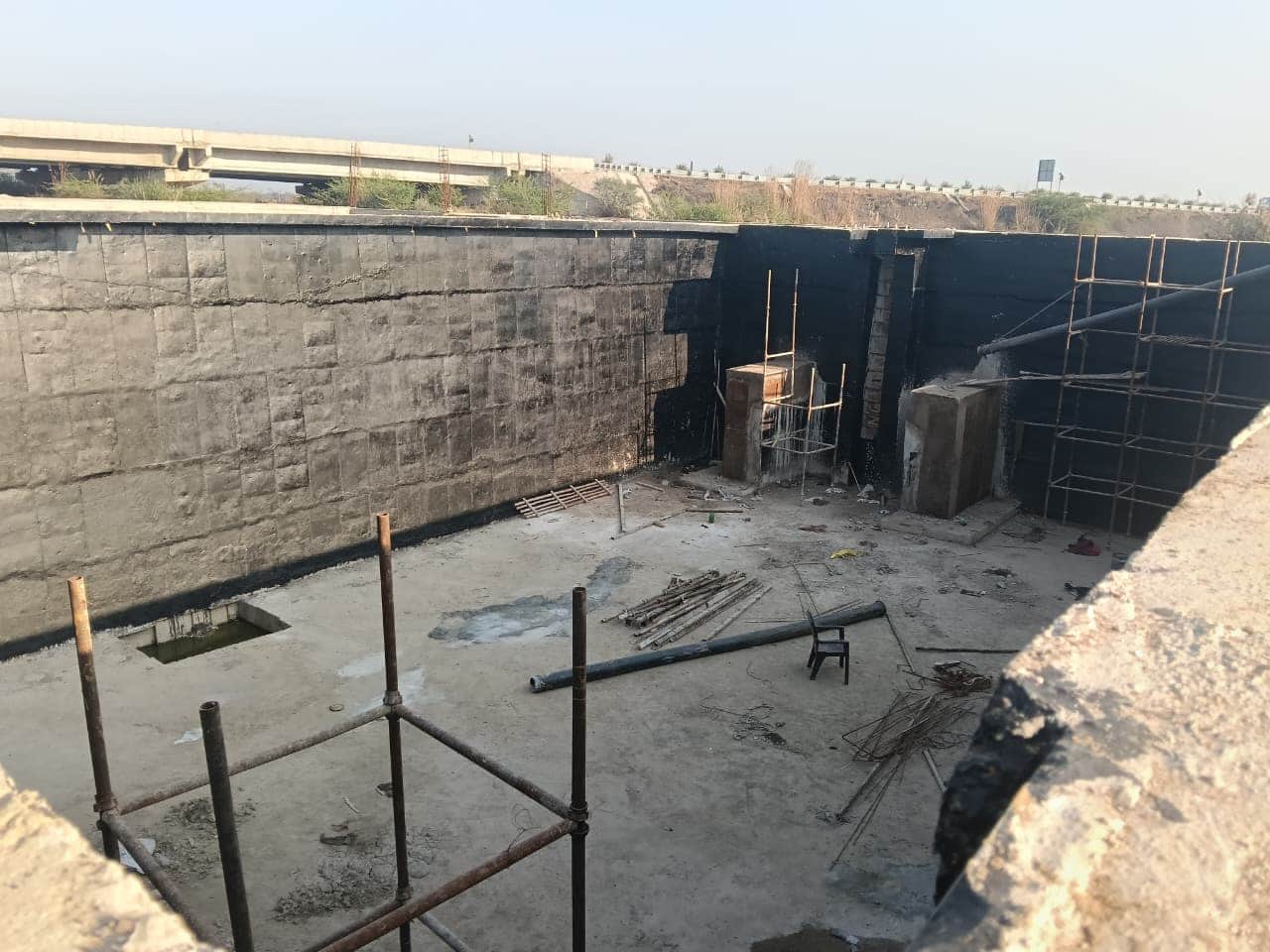 दिल्ली रोड स्थित निर्माणाधीन एसटीपी पर बनाया गया रिजर्व टैंक। 