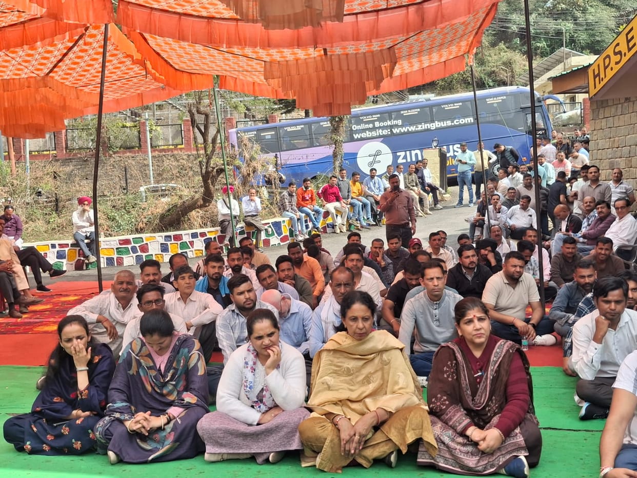 Employees protest against Electricity Amendment Bill, threaten agitation