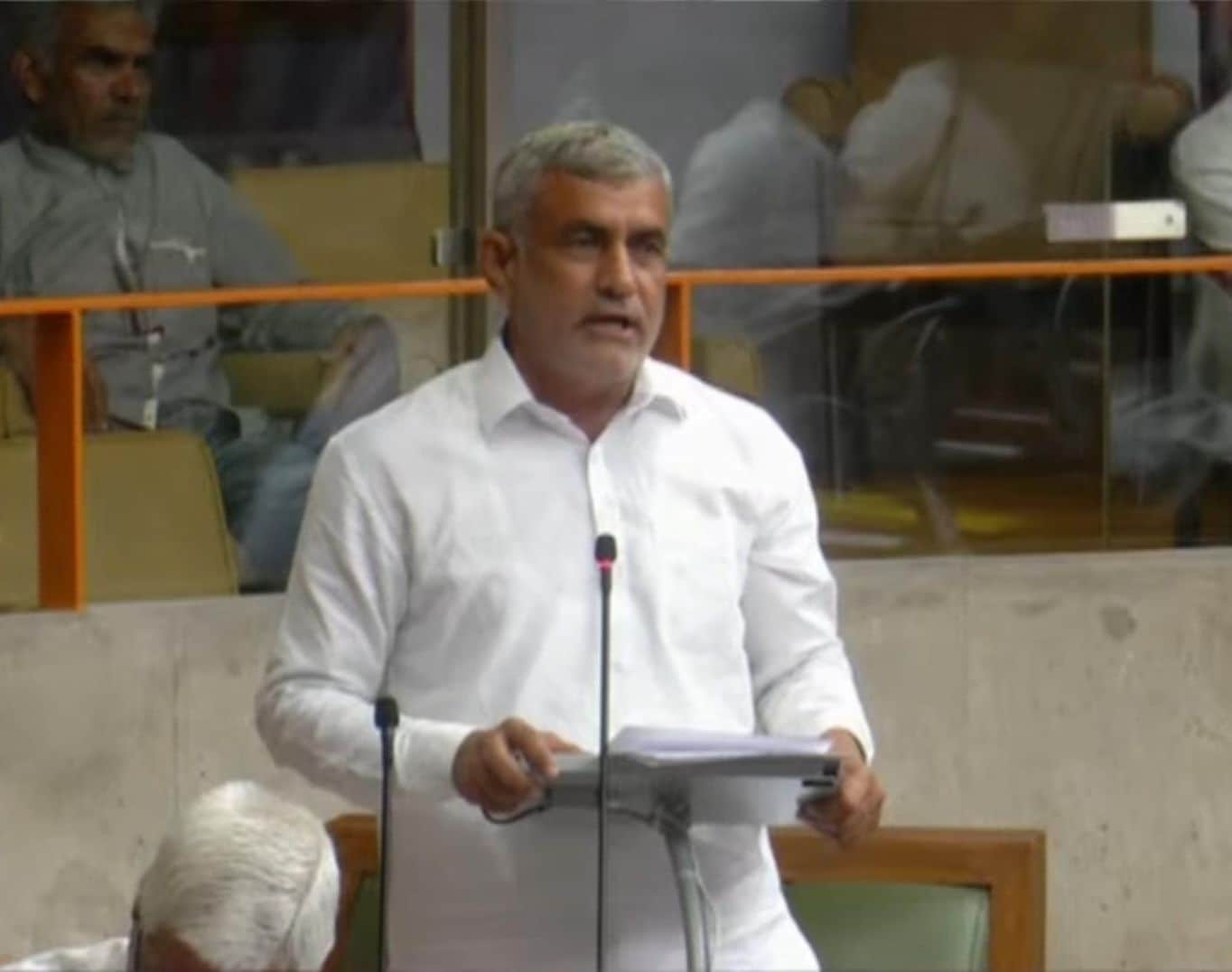 विधानसभा सत्र में लोहारू हलके की मांग रखते विधायक राजबीर फरटिया। स्वयं