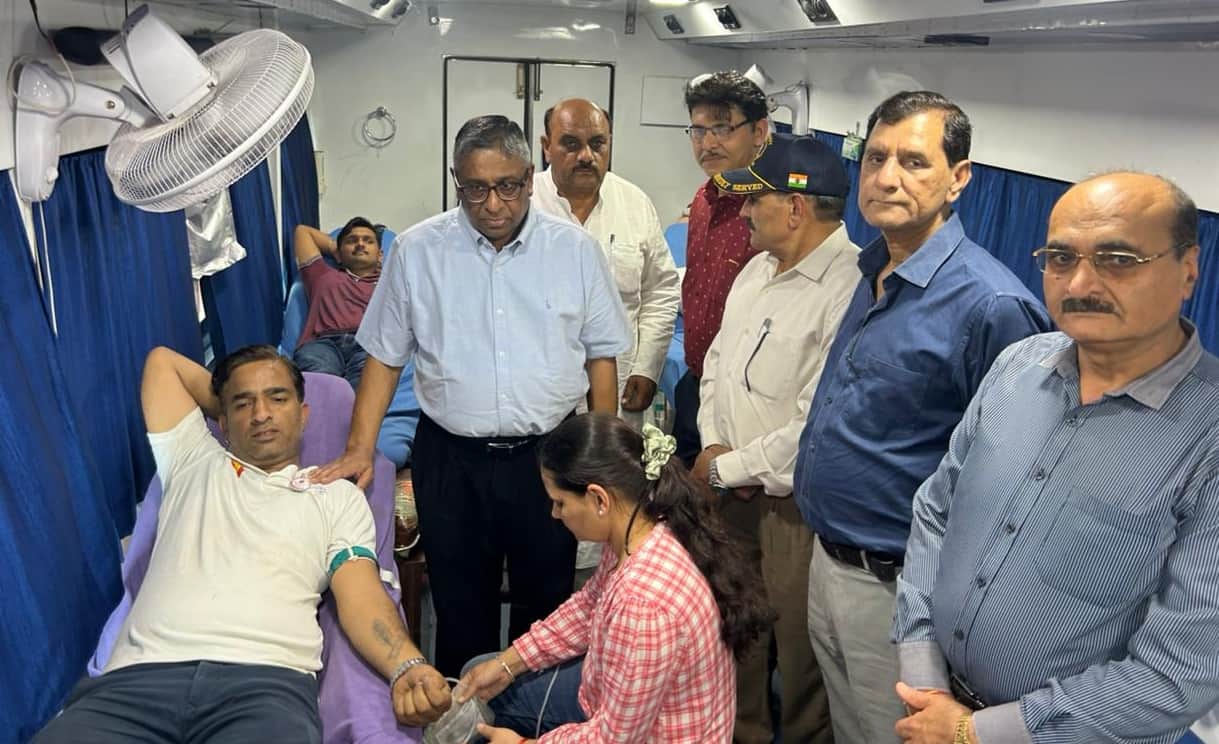 02-जाट कॉलेज के गेट पर आयोजित रक्तदान शिविर में रक्तदाता को बैज लगाते मुख्य अतिथि समाजसेवी राज