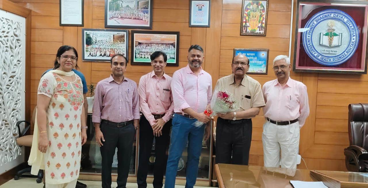 03-पीजीआईडीएस में आयोजित कार्यशाला में डॉ. व्योमेश भट्ट का स्वागत करते कुलपति डॉ. एचके अग्रवाल।