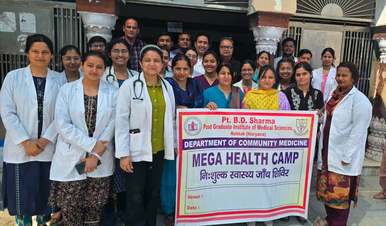 05-गांव खेड़ी साध में आयोजित स्वास्थ्य शिविर के दौरान उपस्थित सदस्य। स्रोत : पीजीआई