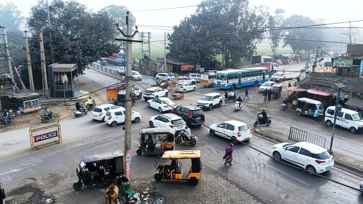 Demand for installation of traffic signals on Rohtak Road Bypass