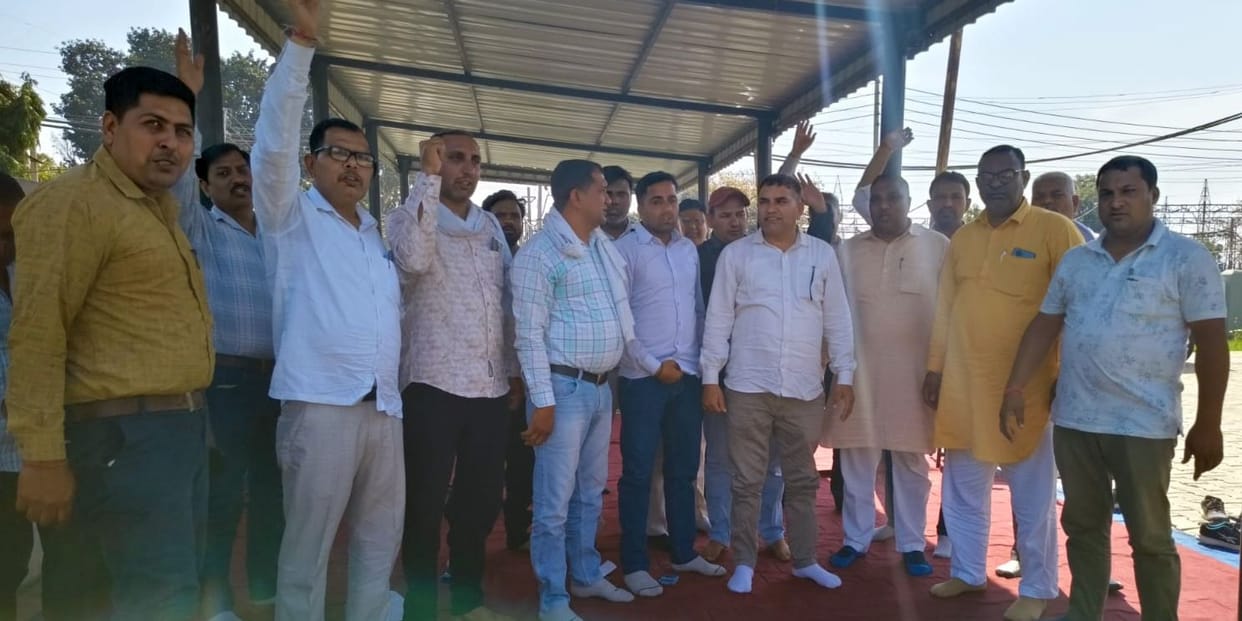 Electricity workers continue their protest against the Executive Engineer