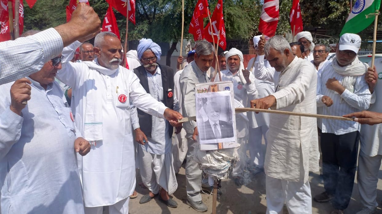 Farmers burnt effigies of US President and PM Modi
