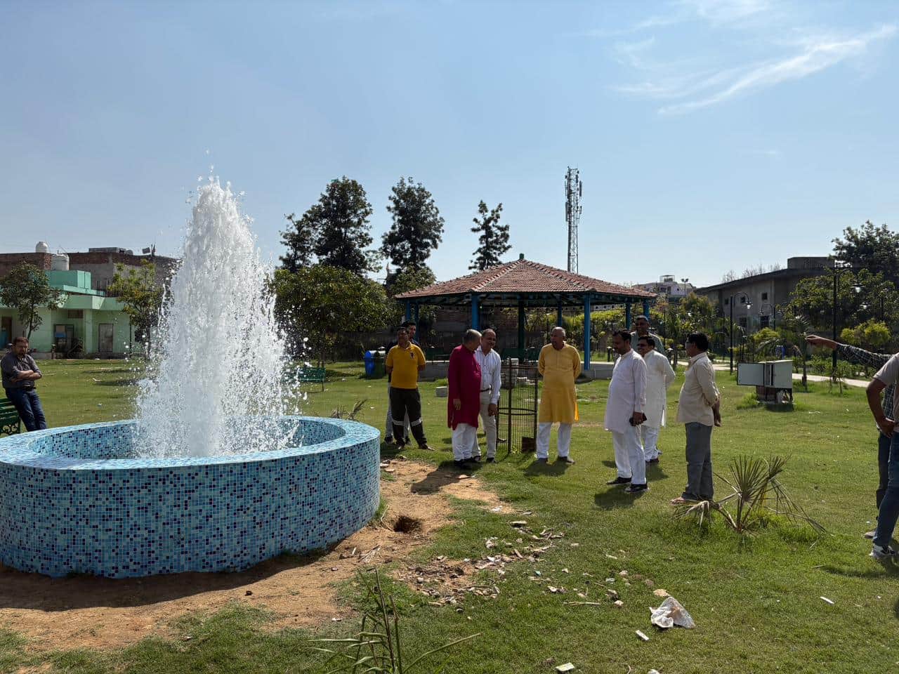 10jjrp08- राव मंगलीराम पार्क में फव्वारें के पानी के बाहर गिरने को लेकर निर्देश देते नप चेयरमैन
