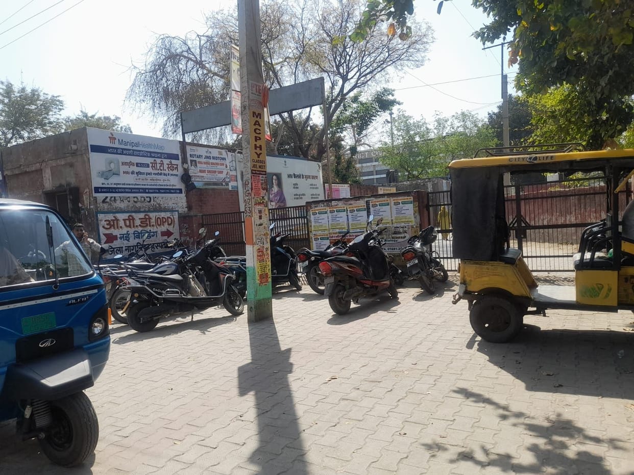 Problem due to parking of vehicles in front of the hospital gate