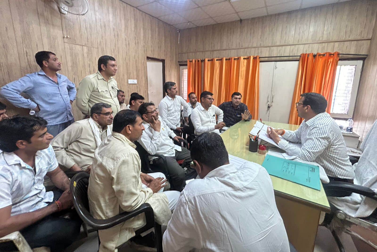 14 -रोहतक के बस स्टैंड पर यातायात प्रबंधक जयबीर हुड्डा से वार्तालाप करते रोडवेज कर्मचारी तालमेल