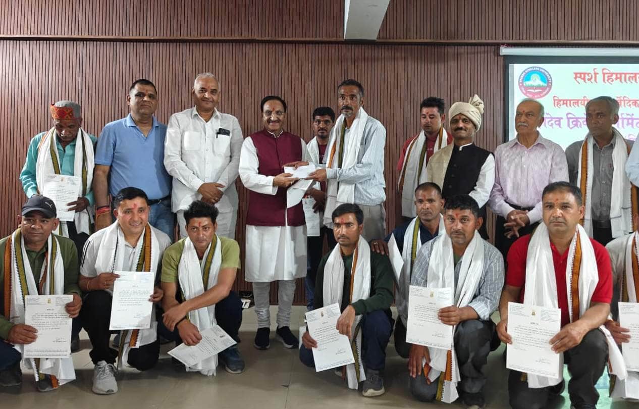 3-पिलानी गांव में हुए क्रिकेट टूर्नामेंट की विजेता उपविजेता टीमों के साथ पूर्व केंद्रीय शिक्षा 