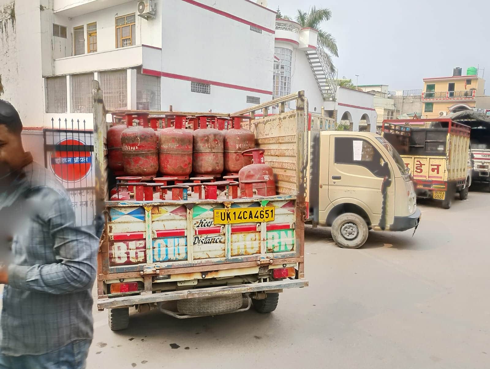 आशुतोष नगर में गैस के वाहन- संवाद
