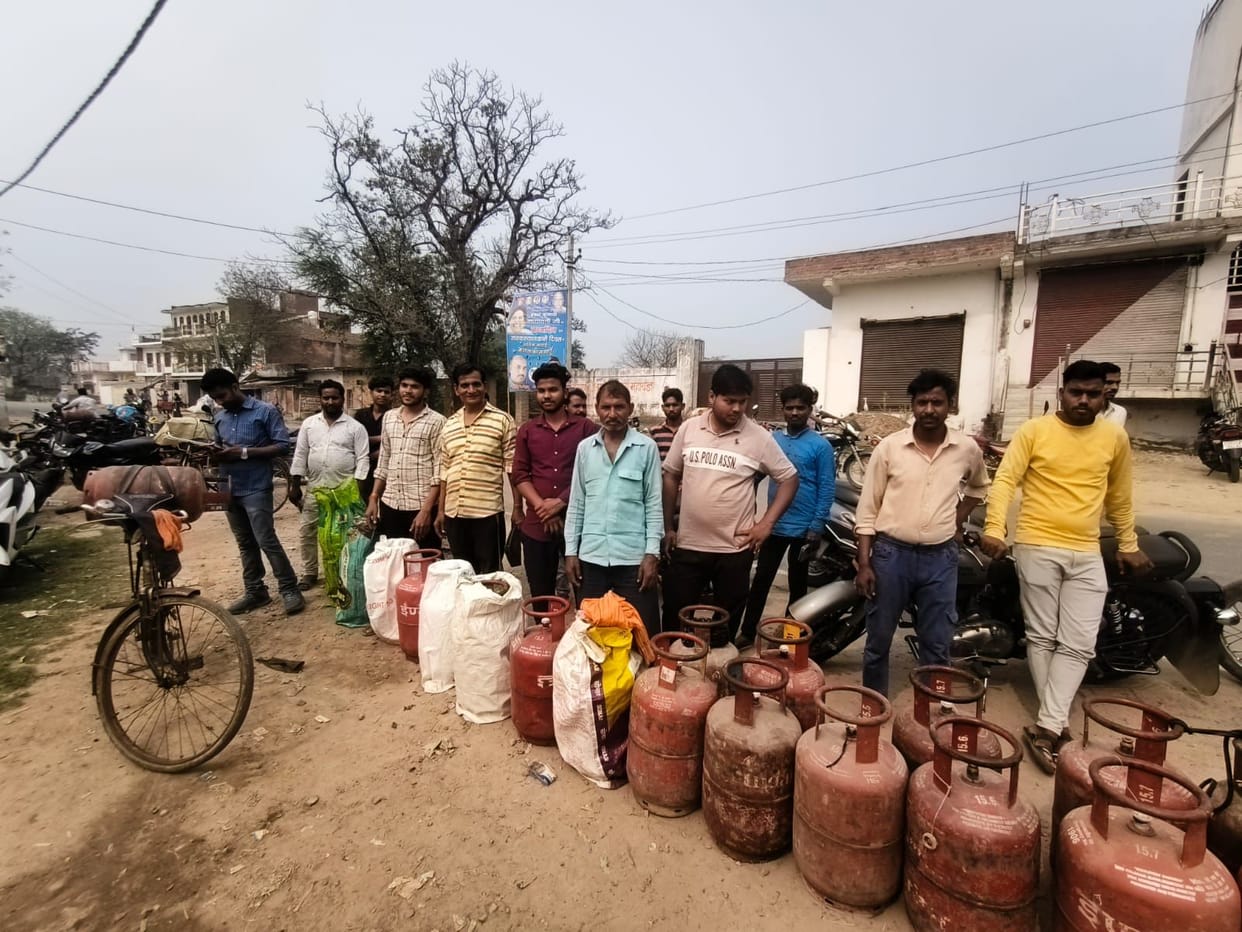 Demand for gas cylinders surges, leading to queues at agencies