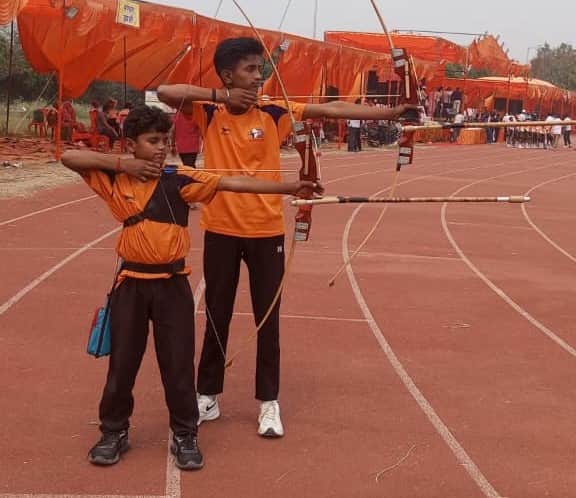 अयोध्या में राज्य स्तरीय बाल क्रीड़ा प्रतियोगिता में तीरंदाजी करते भदोही के छात्र। स्रोत सुचना
