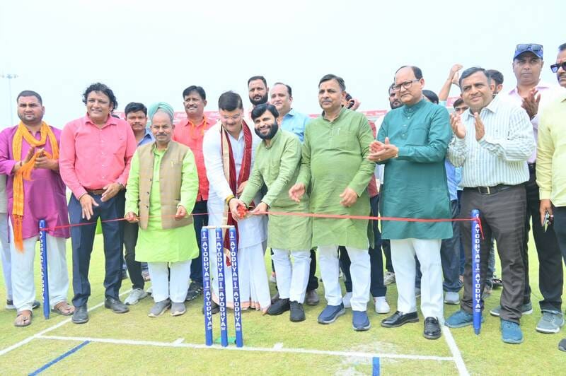 District Judge sang songs at the Holi gathering of advocates