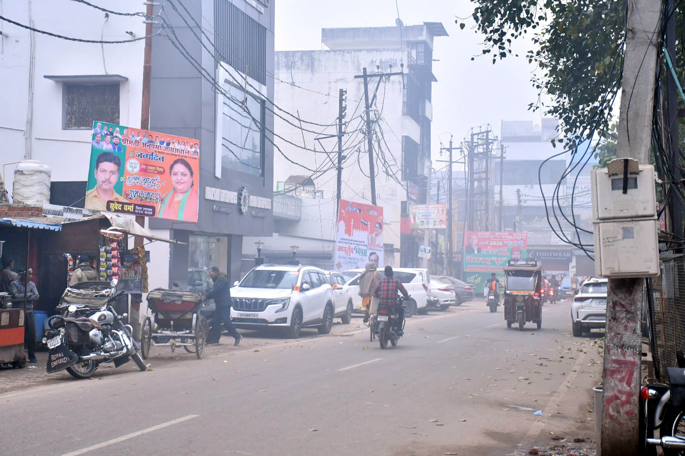 बहराइच में सुबह के समय छाया धुंध व बदली।