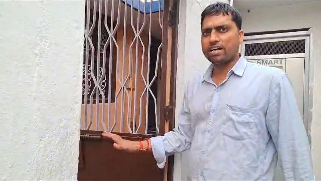 massive theft took place in panchayat sachiv house in Muzaffarpur Bihar police investigate