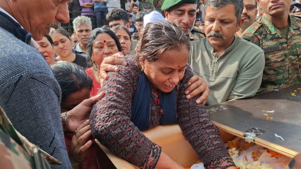 The martyr was given a final farewell with the slogans of Akshit Awasthi Amar Rahe.
