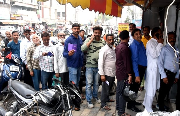 Pipeline gas supply to hotels and restaurants has been stopped.