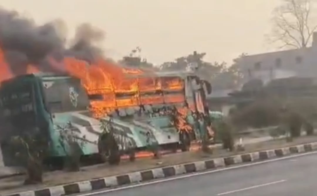 रांची में चलती बस में लगी भीषण आग