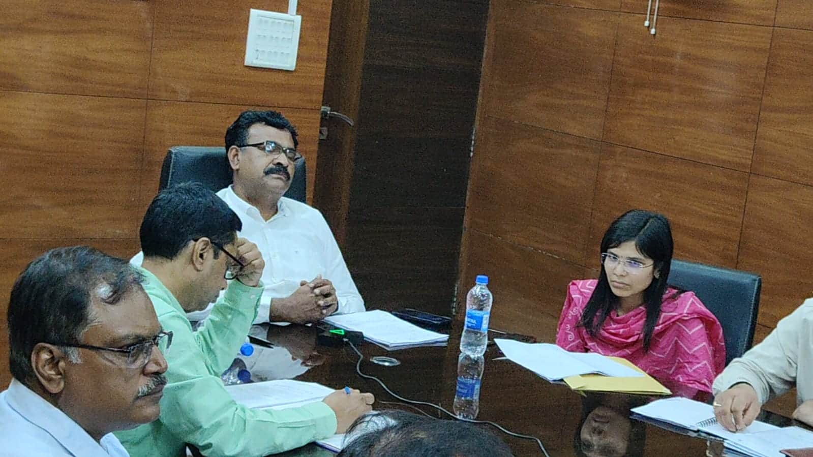 बैठक करते मुख्य चुनाव आयुक्त के. रवि कुमार