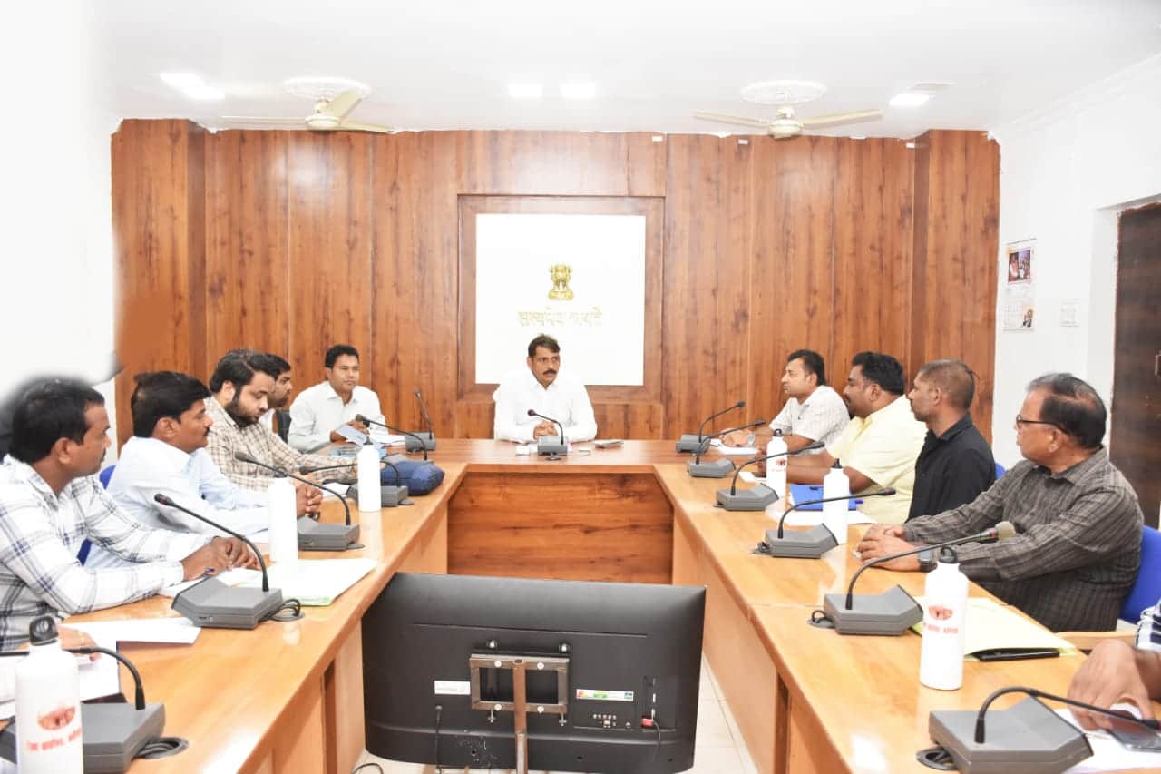 कलेक्टर की बैठक में अधिकारी मौजूद