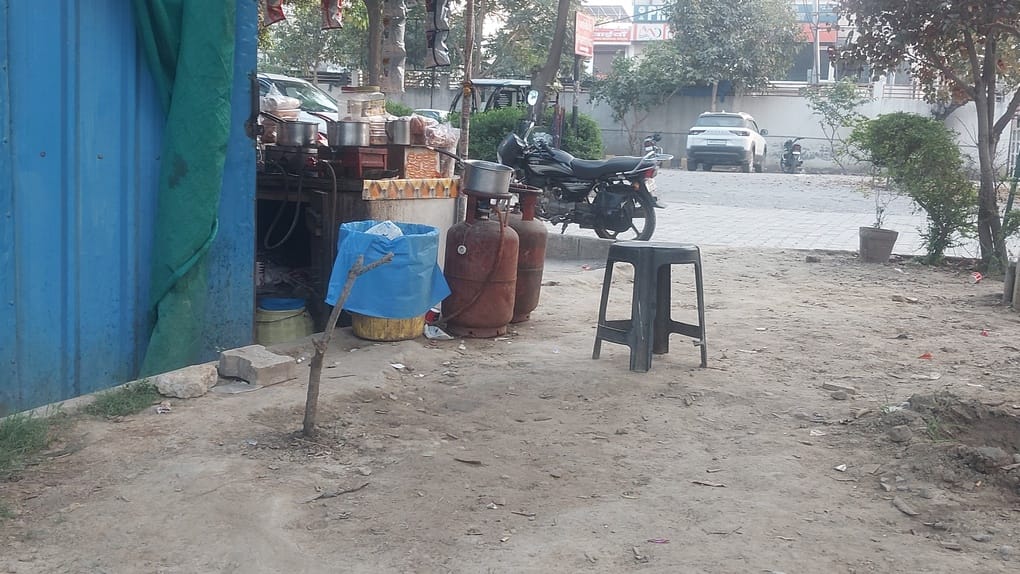 Black marketing of commercial cylinders has begun... They are not available from the agency, and brokers are demanding 2500 rupees.
